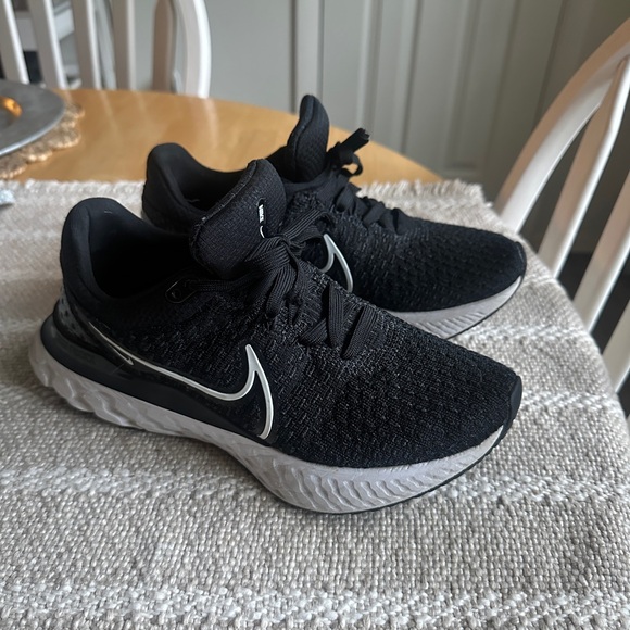 Nike Black and White Sneakers Breathable Design - Picture 1 of 5